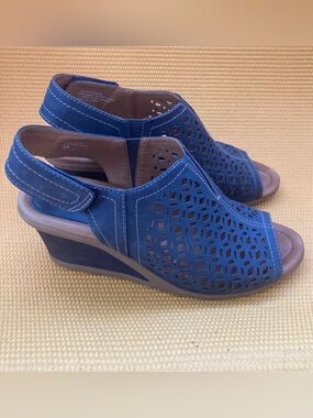 Earth Cascade Indigo Blue Perforated Wedge Sandals Size 9B